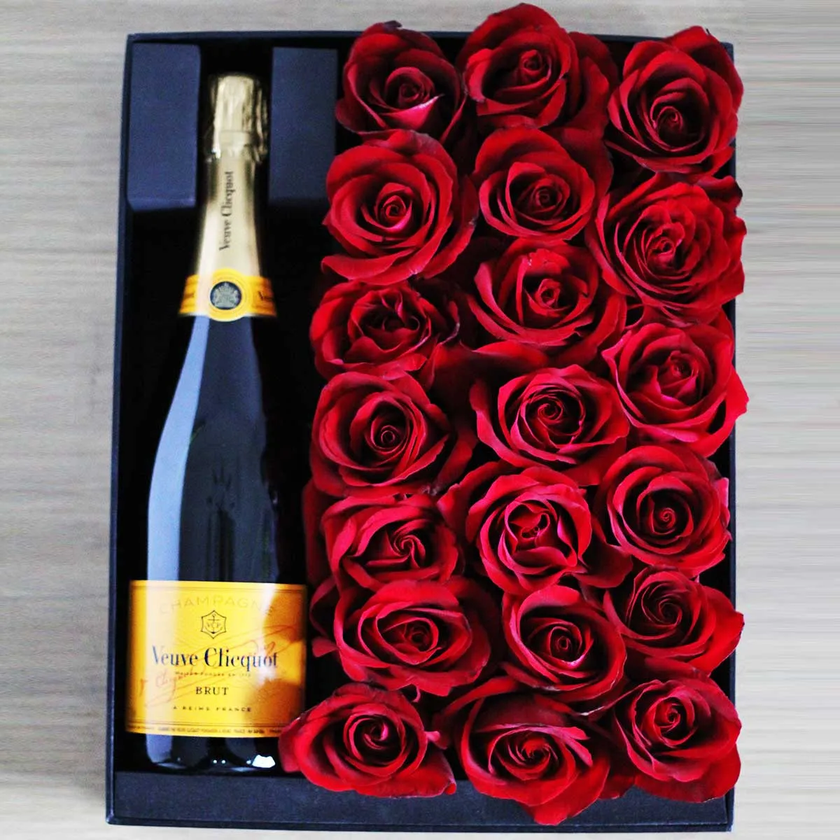 Une Boite Pleine De Roses